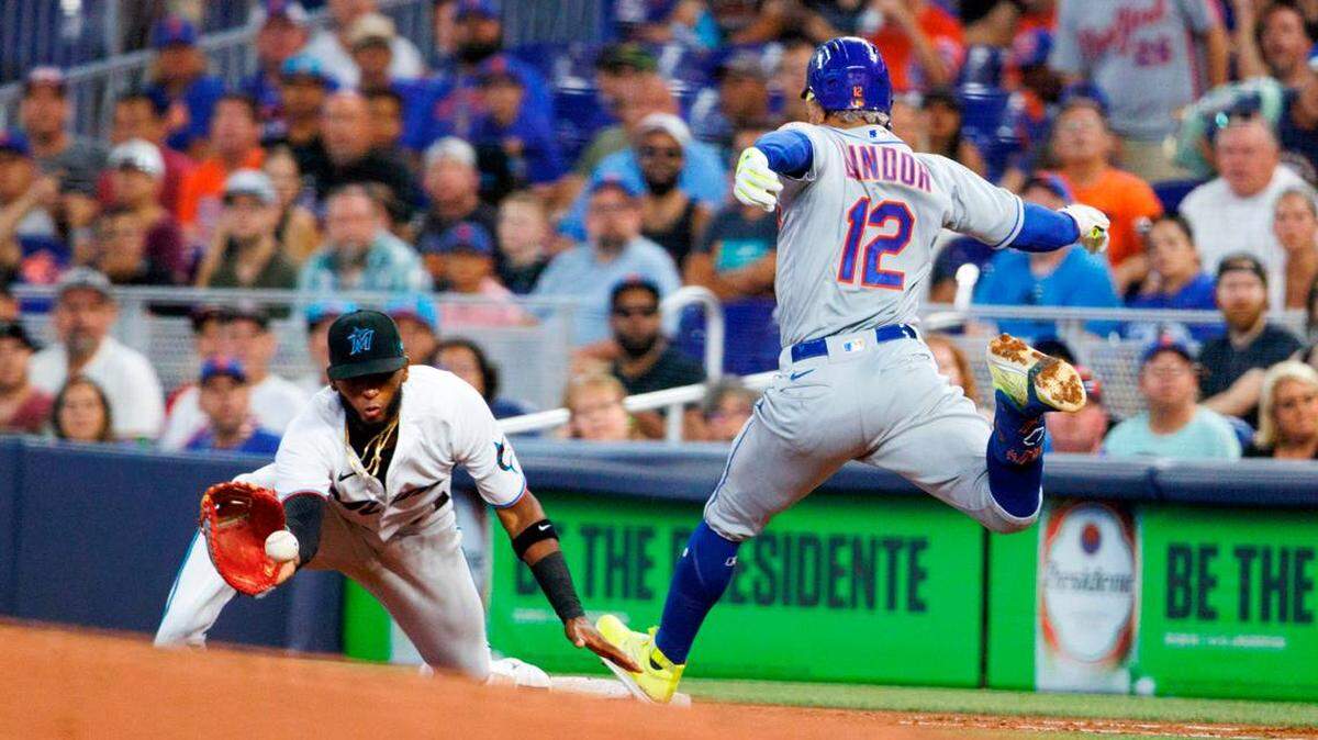El primera base de los Marlins de Miami, Lewin Díaz (34), mira la pelota mientras el campocorto de los Mets de Nueva York, Francisco Lindor (12), llega a salvo a la primera base durante la segunda entrada de un partido de béisbol en el LoanDepot Park el domingo 31 de julio de 2022 en Miami, Florida.