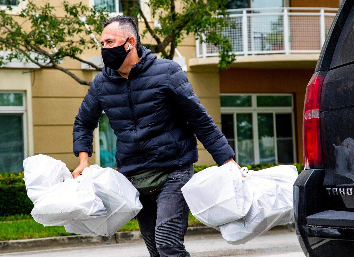 El comediante colombiano Julio Rodríguez realiza una entrega para Lean Culinary Services LLC, una empresa subcontratada para entregar comidas a los necesitados en todo Miami-Dade, el martes 26 de mayo de 2020.