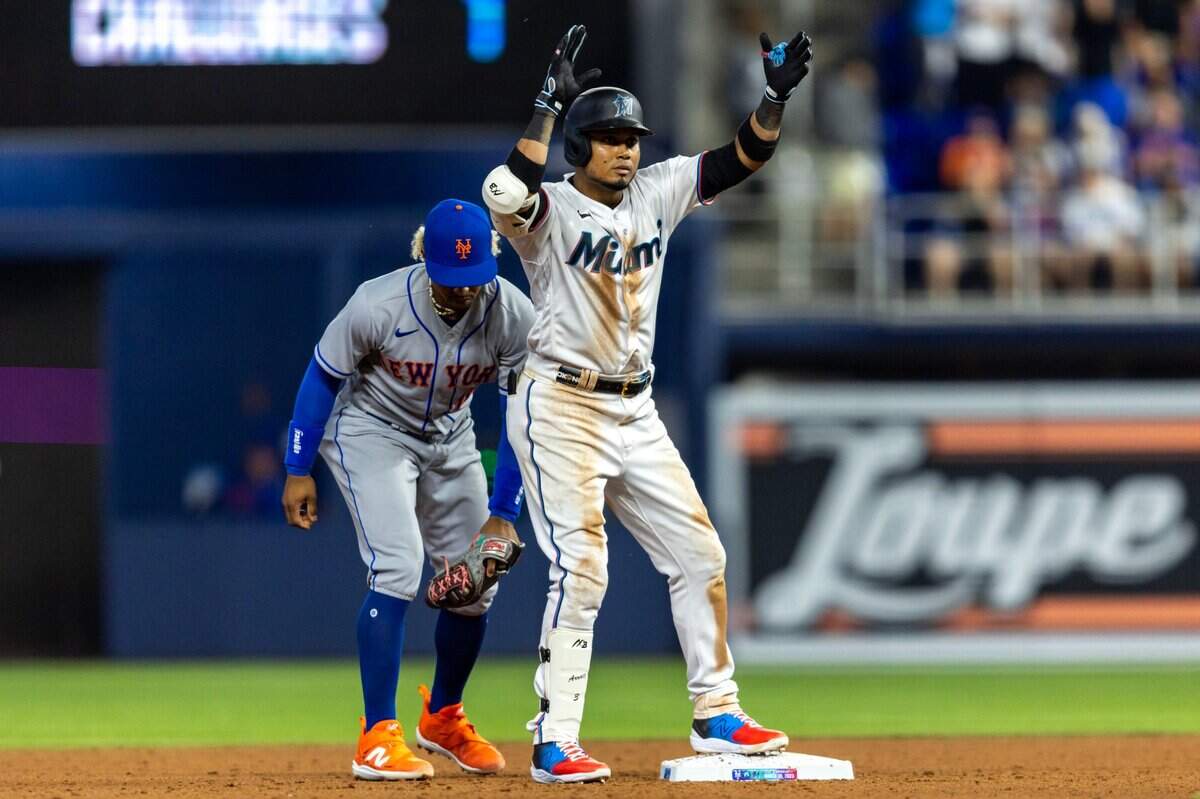 El venezolano Luis Arráez reaccion tras pegar un doble en el sexto inning del partido ante los Mets de Nueva York, celebrado el 30 de marzo de 2023 en Miami.