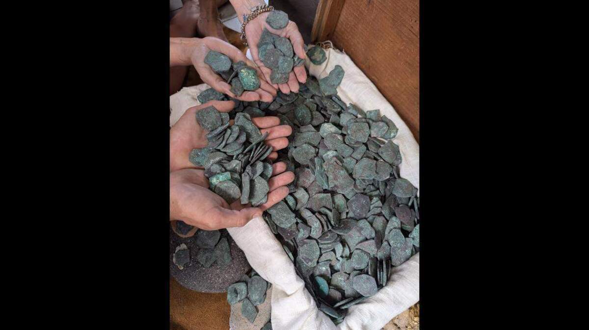 Cientos de monedas de plata se encontraron durante el verano en un naufragio que se cree que formó parte de una flota perdida de hasta una docena de barcos españoles con tesoros, conocida hoy como la Flota de 1715, según los historiadores.