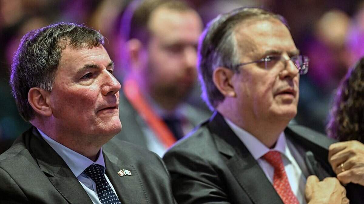 El Ministro de Comercio Interior de Canadá, Dominic LeBlanc (izq.), y el Secretario de Economía de México, Marcelo Ebrard (der.), asisten a una reunión con líderes empresariales canadienses en la Ciudad de México el 16 de febrero de 2026.