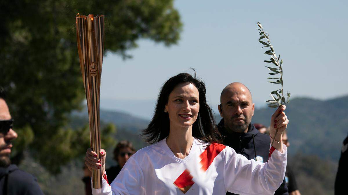 Mariya Gabriel, la comisionada de la Unión Europea para la Innovación y la Juventud, funge como cuarta portadora de la antorcha olímpica para los Juegos Olímpicos de Tokio 2020 tras una ceremonia simplioficada del encendido de la llama olímpica en las ruinas del Templo de Hera de la Antigua Olimpia, en el sur de Grecia, el jueves 12 de marzo de 2020.