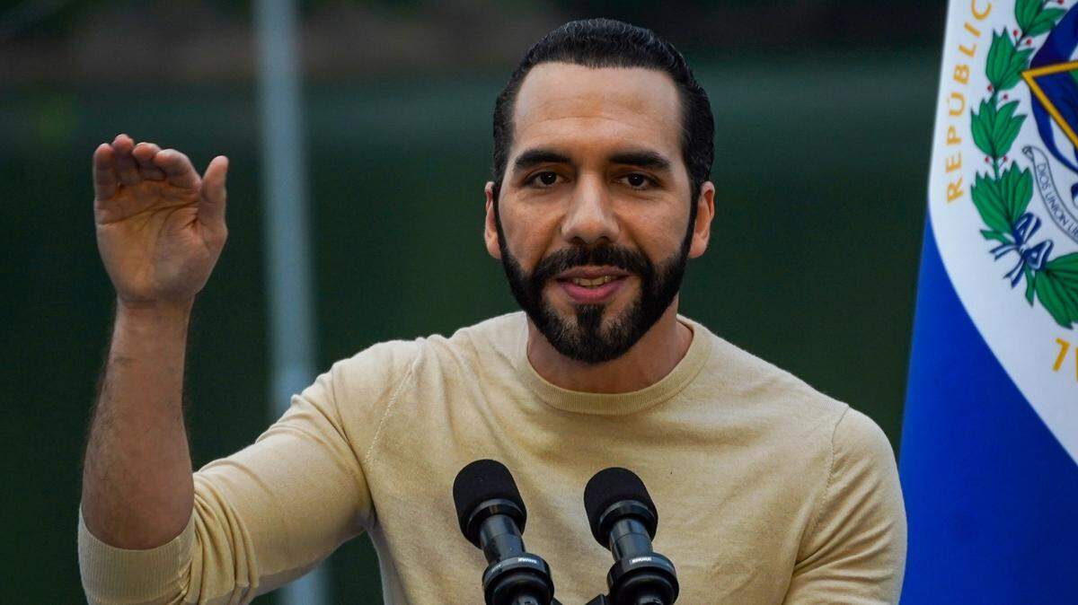 El presidente de El Salvador, Nayib Bukele, inaugura una central hidroeléctrica en San Luis de la Reina, el 19 de octubre de 2023.