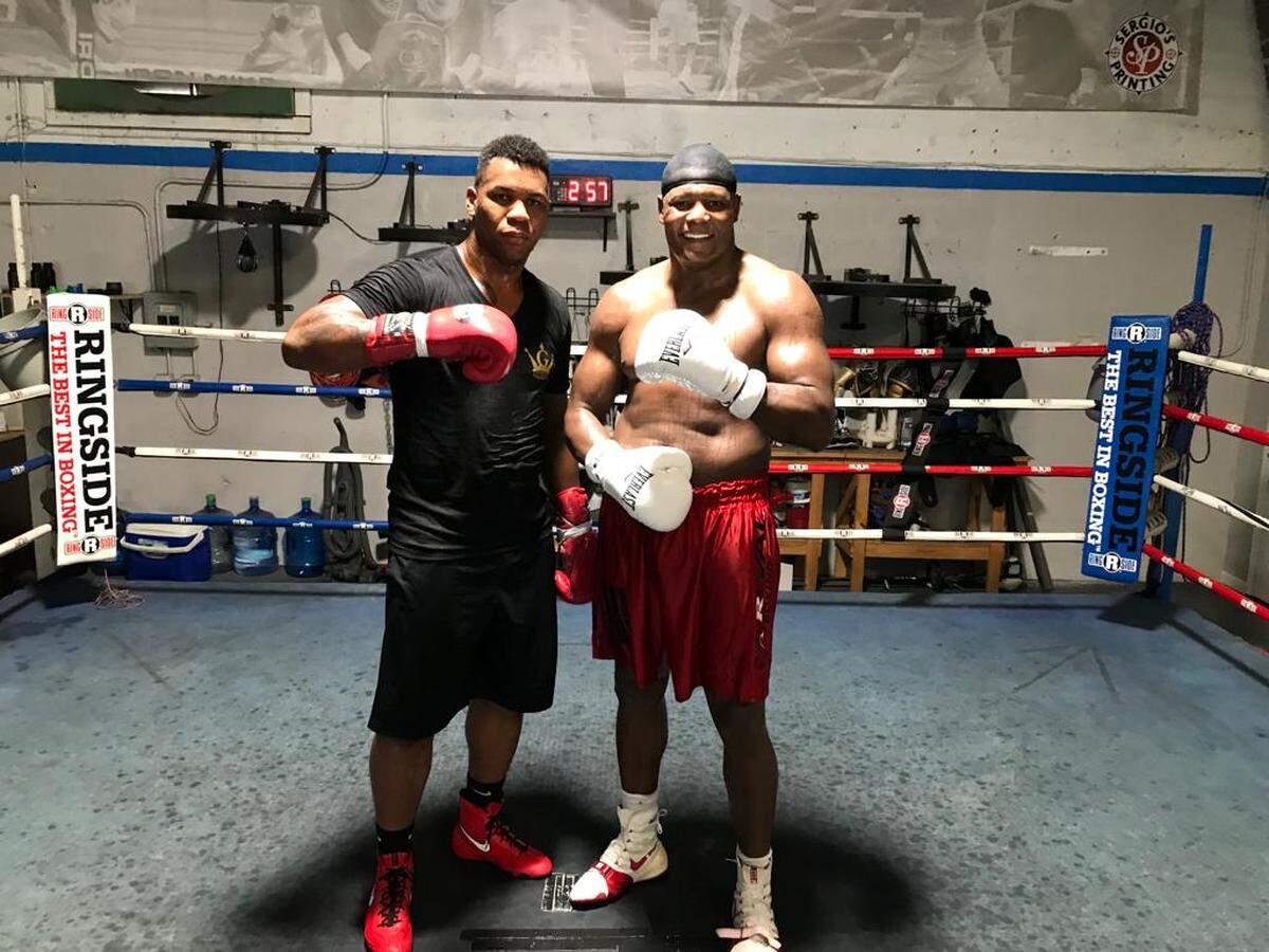 Lenier Peró, ahijado de boxeo de Luis Ortiz (der.), durante un entrenamiento para la cartelera del 1ro de enero.