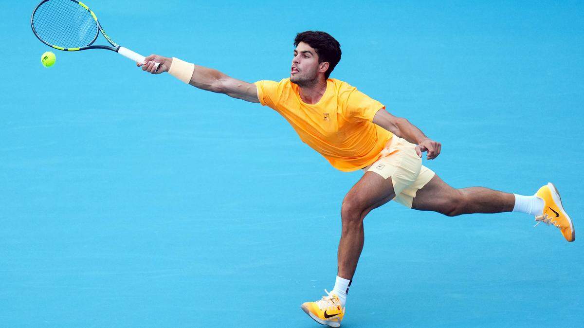 El español Carlos Alcaraz devuelve una pelota ante el estadounidense Sebastian Korda, en el partido del Miami Open celebrado el 22 de marzo de 2026 en el Hard Rock Stadium, en Miami Gardens, Florida.