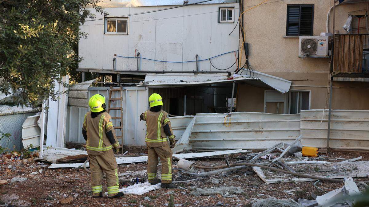 Rescatistas inspeccionan un edificio que fue impactado por un misil de Hezbolá en Safed, al norte de Israel, el 9 de octubre de 2024.