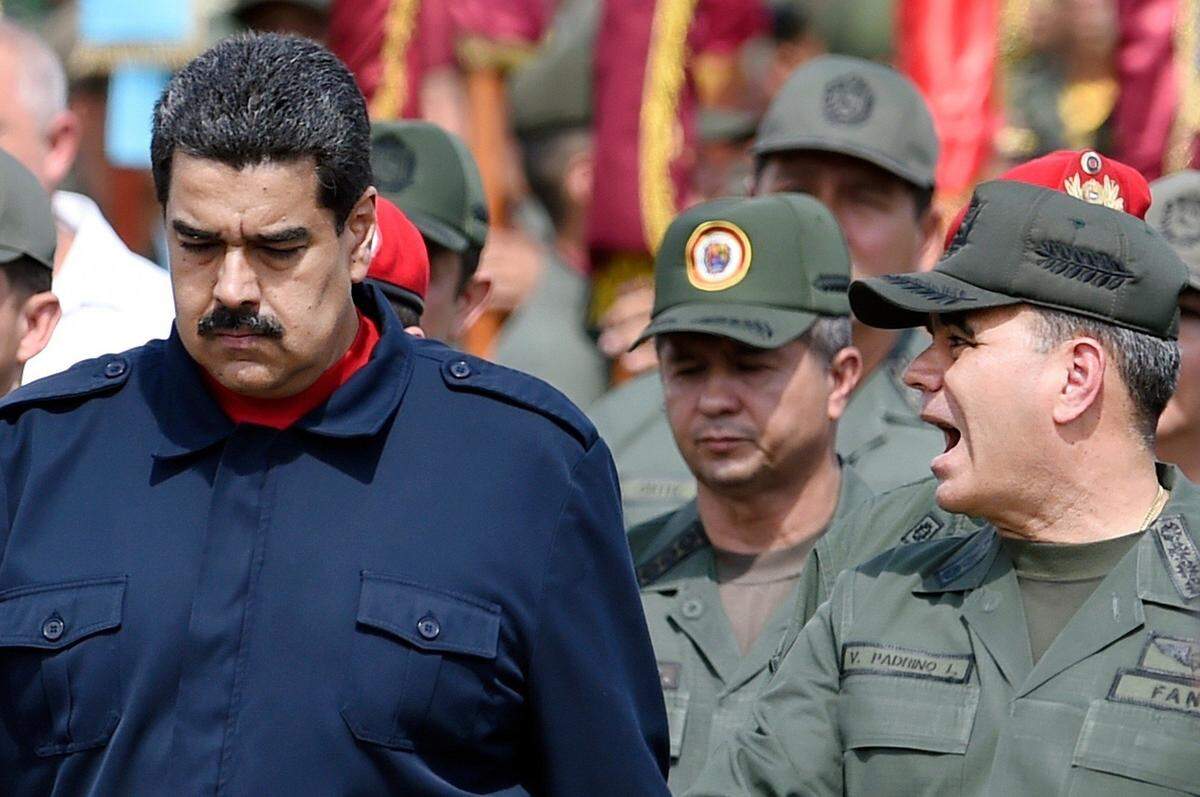 El gobernante venezolano Nicolás Maduro (i) y el ministro de defensa Padrino López durante un desfile militar en Caracas. Foto de archivo.