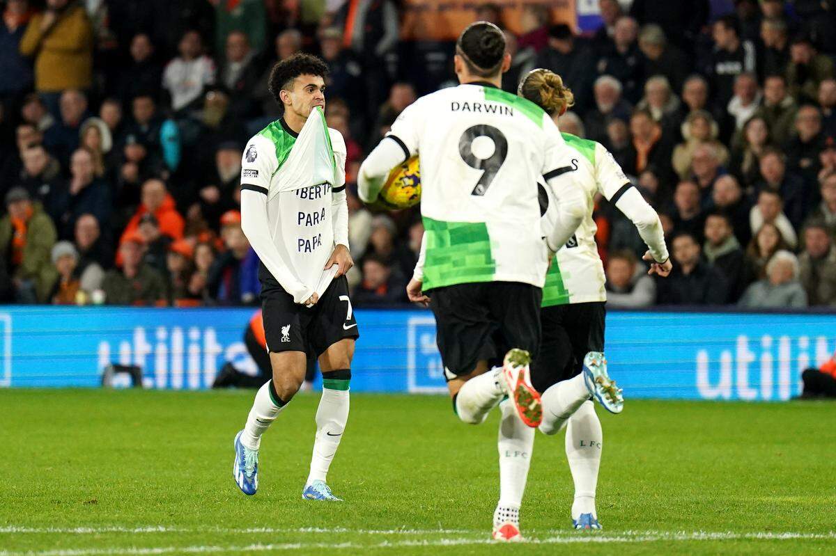 El futbolista colombiano del Liverpool FC, Luis Díaz, se levanta la camiseta para mostrar un mensaje exigiendo la libertad de su padre, tras marcar el gol del empate ante el Luton, el domingo 5 de noviembre de 2023.