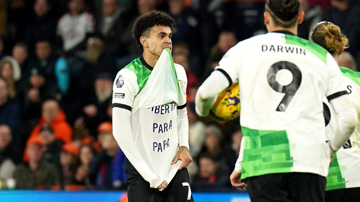 El futbolista colombiano del Liverpool FC, Luis Díaz, se levanta la camiseta para mostrar un mensaje exigiendo la libertad de su padre, tras marcar el gol del empate ante el Luton, el domingo 5 de noviembre de 2023.