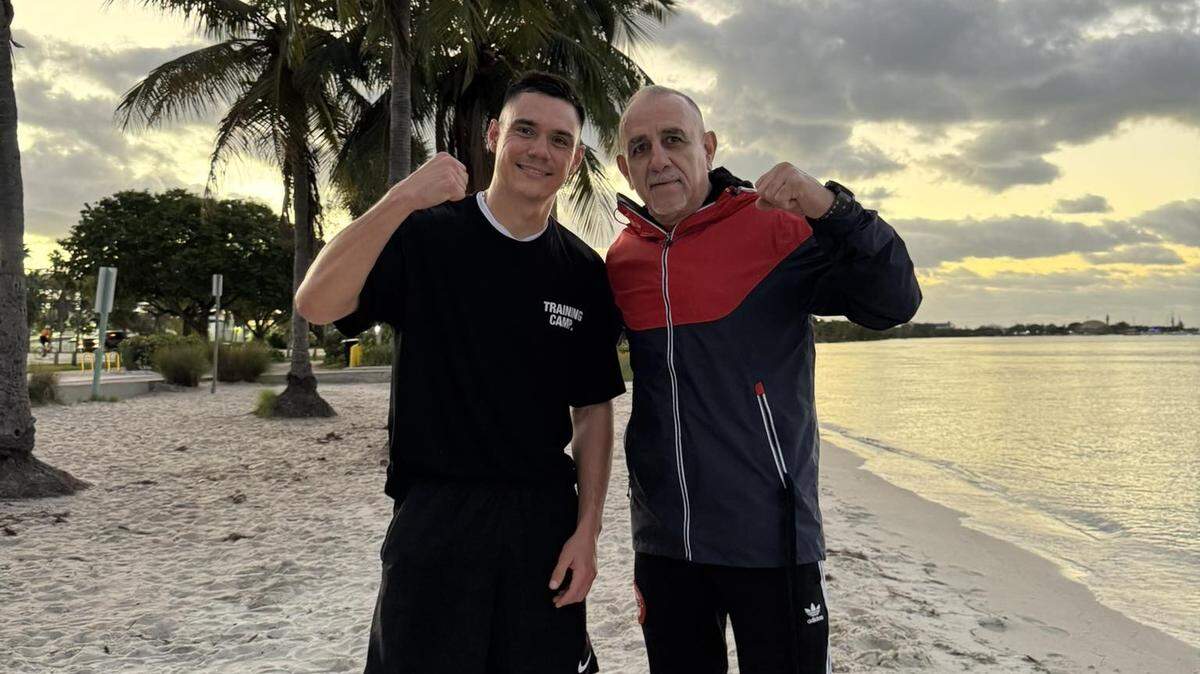 Tim Tszyu (izq.) inicia una nueva era bajo la dirección del entrenador cubano Pedro Díaz donde busca evolucionar hacia un boxeo más inteligente y estratégico en un momento clave de su trayectoria.