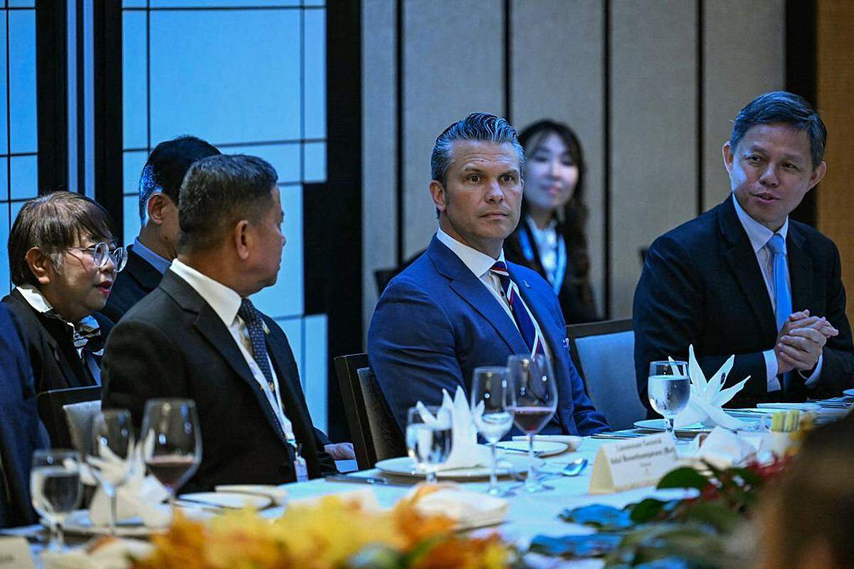 El secretario de Defensa de EEUU, Pete Hegseth (c), el ministro de Defensa de Tailandia, Adul Boonthamcharoen (i), y el ministro de Defensa de Singapur, Chan Chun Sing, asisten a una mesa redonda ministerial durante la 23.ª cumbre del Diálogo de Shangri-La en Singapur, el 30 de mayo de 2026.