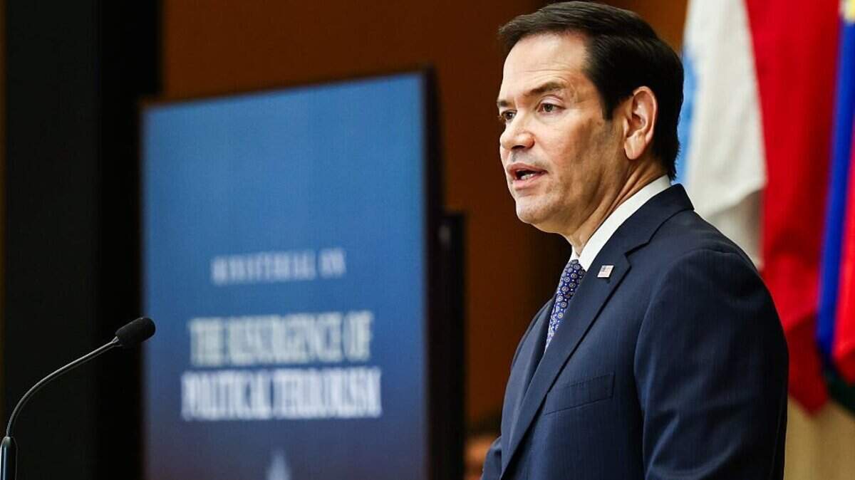 El Secretario de Estado de Estados Unidos, Marco Rubio, pronuncia un discurso de apertura durante la Ministerial sobre el Resurgimiento del Terrorismo Político en el Departamento de Estado el 16 de julio de 2026 en Washington, DC. A Rubio se unieron el secretario del Tesoro, Scott Bessent, y el subjefe de gabinete de la Casa Blanca, Stephen Miller, mientras discutían el aumento del terrorismo político de extrema izquierda como una amenaza transnacional.