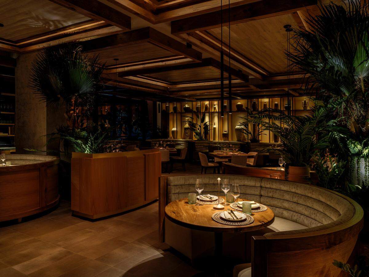 El interior de Casa Madera, que sirve cocina costera mexicana.