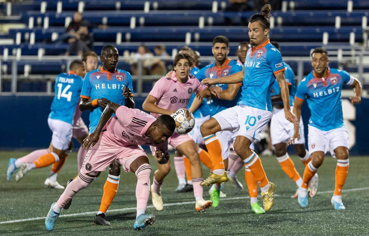El mediocampista del Inter Miami Dixon Arroyo lucha por la pelota con Florian Valot (10), del Miami FC, en el partido de la Copa Lamar Hunt, celebrado el 26 de abril de 2023 en el estadio de FIU, en Miami, Florida.