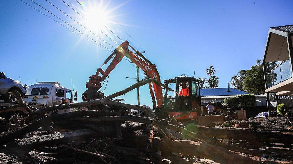 Foto de archivo del 24 de mayo de 2025 que muestra las labores de limpieza tras las fuertes inundaciones que causaron cinco muertes y dañaron más de 10,000 casas en New South Wales, Australia.