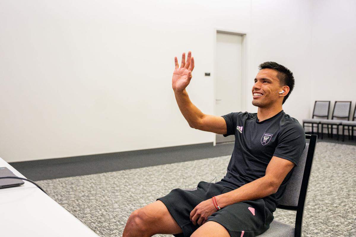 El jugador del Inter Miami Diego Gómez se emociona hablando con su familia en una videoconferencia, tras recibir el anuncio de que fue escogido el mejor jugador sub-22 de la MLS.