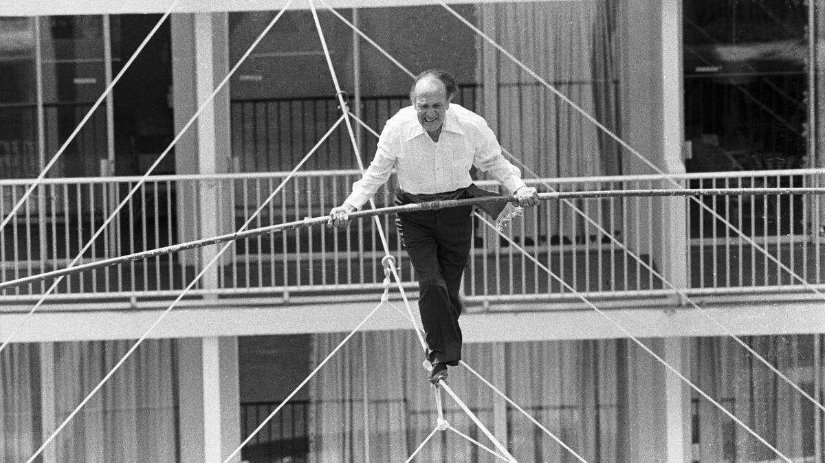 Karl Wallenda, superestrella circense y patriarca de una dinastía de equilibristas, entre dos torres del Condado Plaza Hotel, en San Juan, el 22 de marzo de 1978.