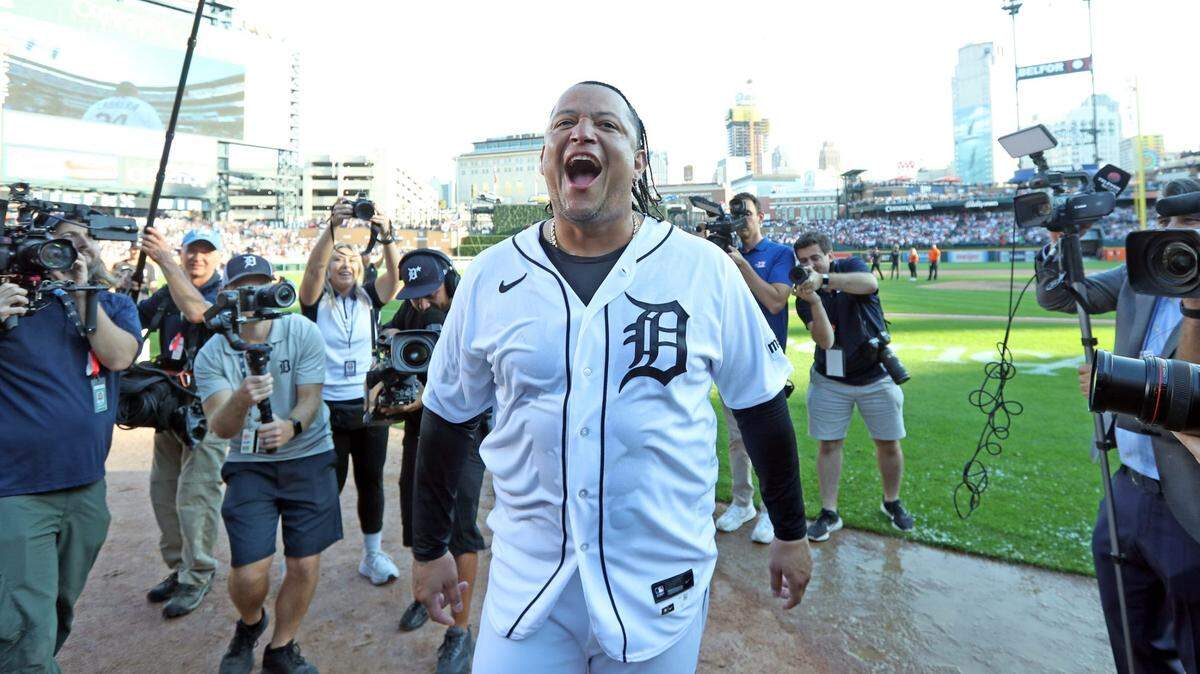 Miguel Cabrera celebra en su último partido en Grandes Ligas con los Tigres, el 1ro de octubre de 2023 en Detroit.