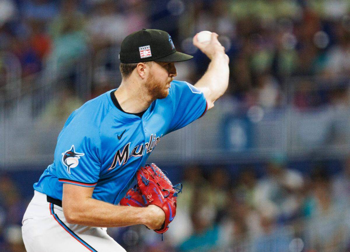 El abridor de los Marlins Trevor Rogers lanza en el primer inning del partido ante los Mets de Nueva York, celebrado el 21 de julio de 2024 en Miami.