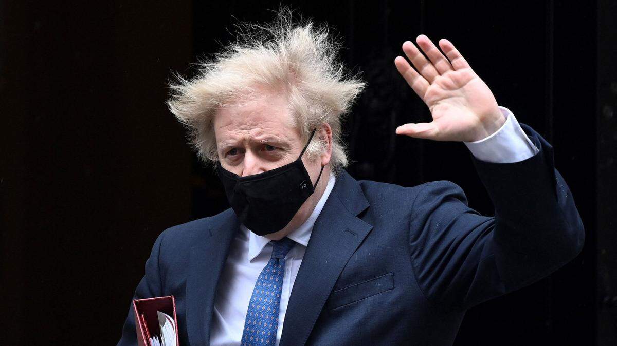 El primer ministro de Gran Bretaña Boris Johnson sale de la residencia oficial en  Downing Street en el centro de Londres, el 10 de marzo de 2021.