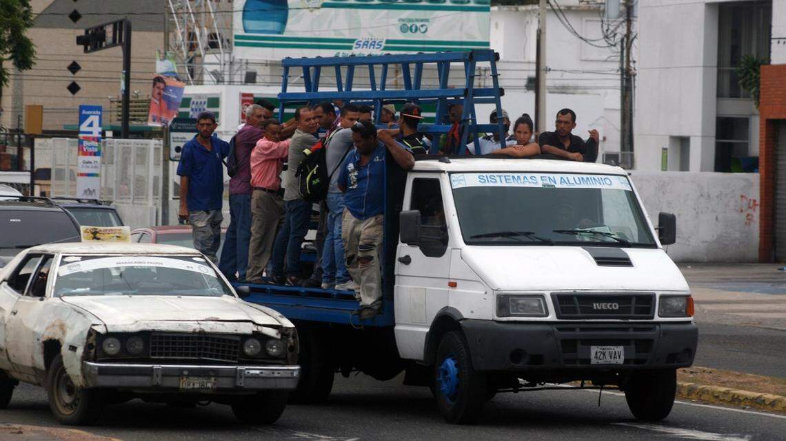 Numerosas personas se agarran a lo que sea en una “perrera”, nueva opción ilegal y peligrosa de transporte masivo en Venezuela.