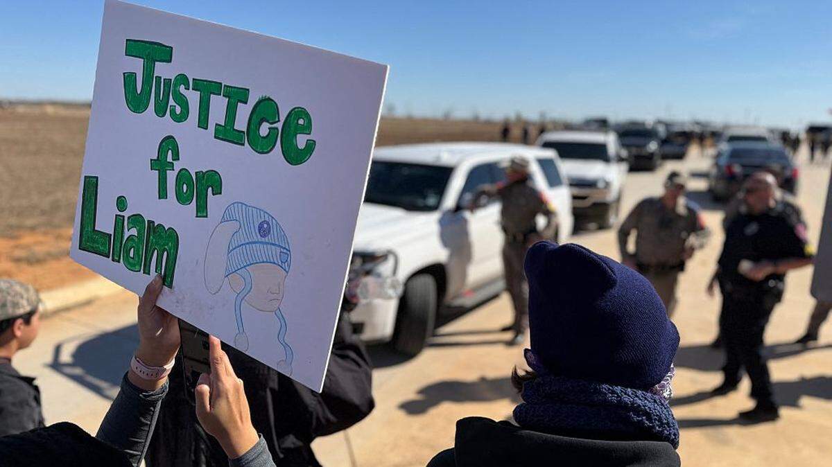 Un manifestante sostiene un cartel que dice “Justicia para Liam”, el niño de 5 años detenido en la cárcel para inmigrantes de Dilley, Texas, durante una protesta el 28 de enero de 2026. Más de 1,400 personas permanecen retenidas en Dilley, entre ellas unos 400 menores de edad, en condiciones inadecuadas, han denunciado abogados.