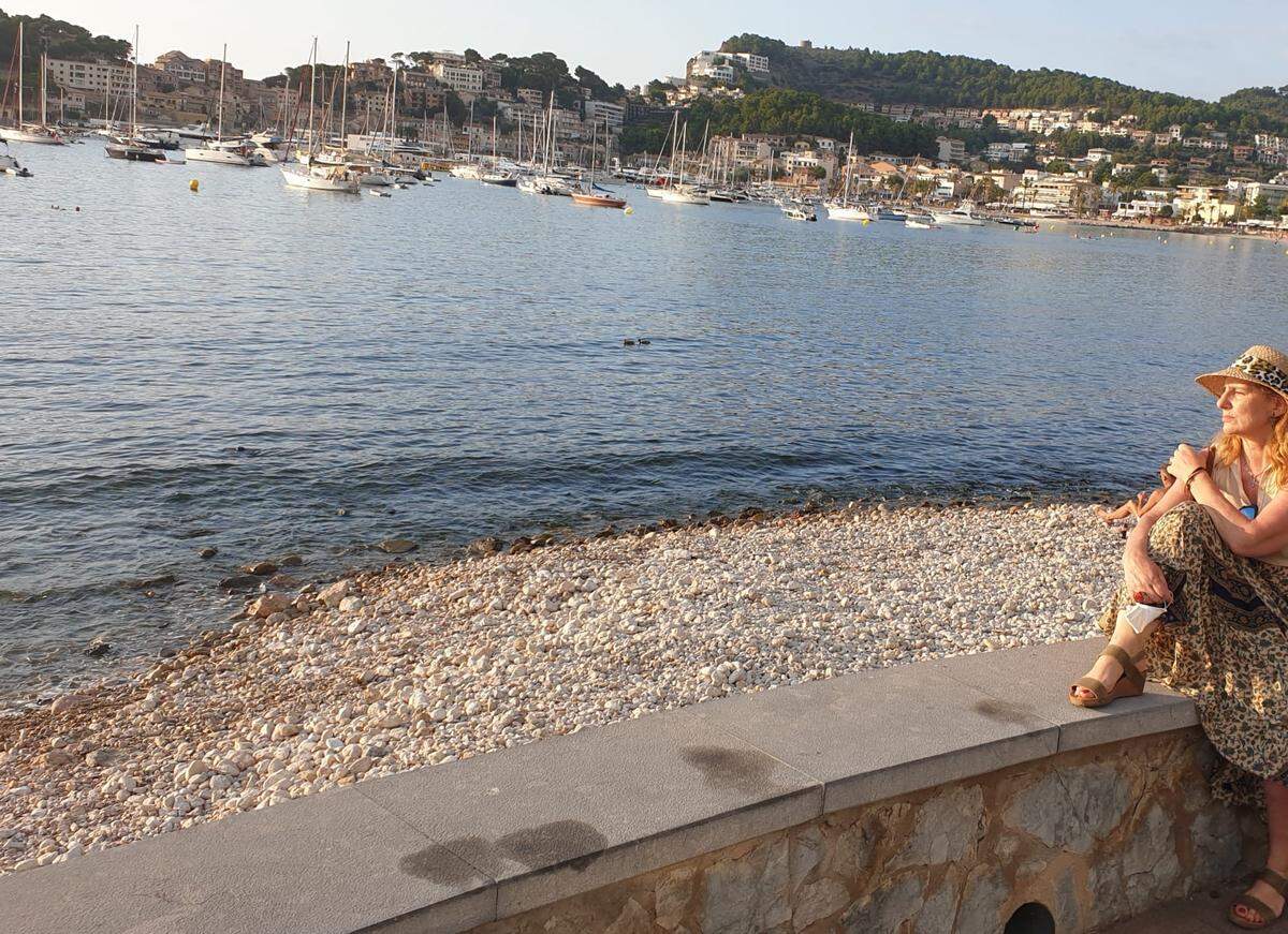 Puerto de Sóller, Mallorca en el verano de 2020, en plena pandemia, se pudo disfrutar y recorrer el acogedor puerto protegido, situado en una gran bahía que te envuelve, muy tranquilo de público, algo inusual el resto de los años.