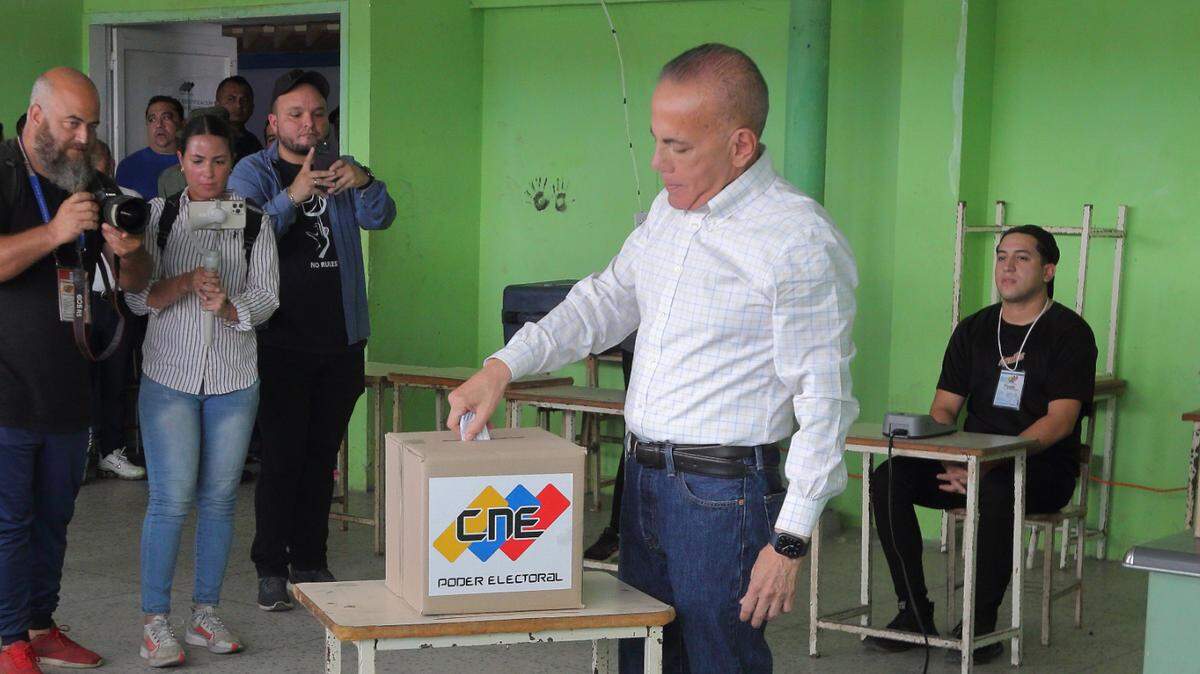 Manuel Rosales, gobernador del estado Zulia, vota en referendo sobre la Guayana Esequiba, el 3 de diciembre de 2023, en Maracaibo, al oeste de Venezuela.