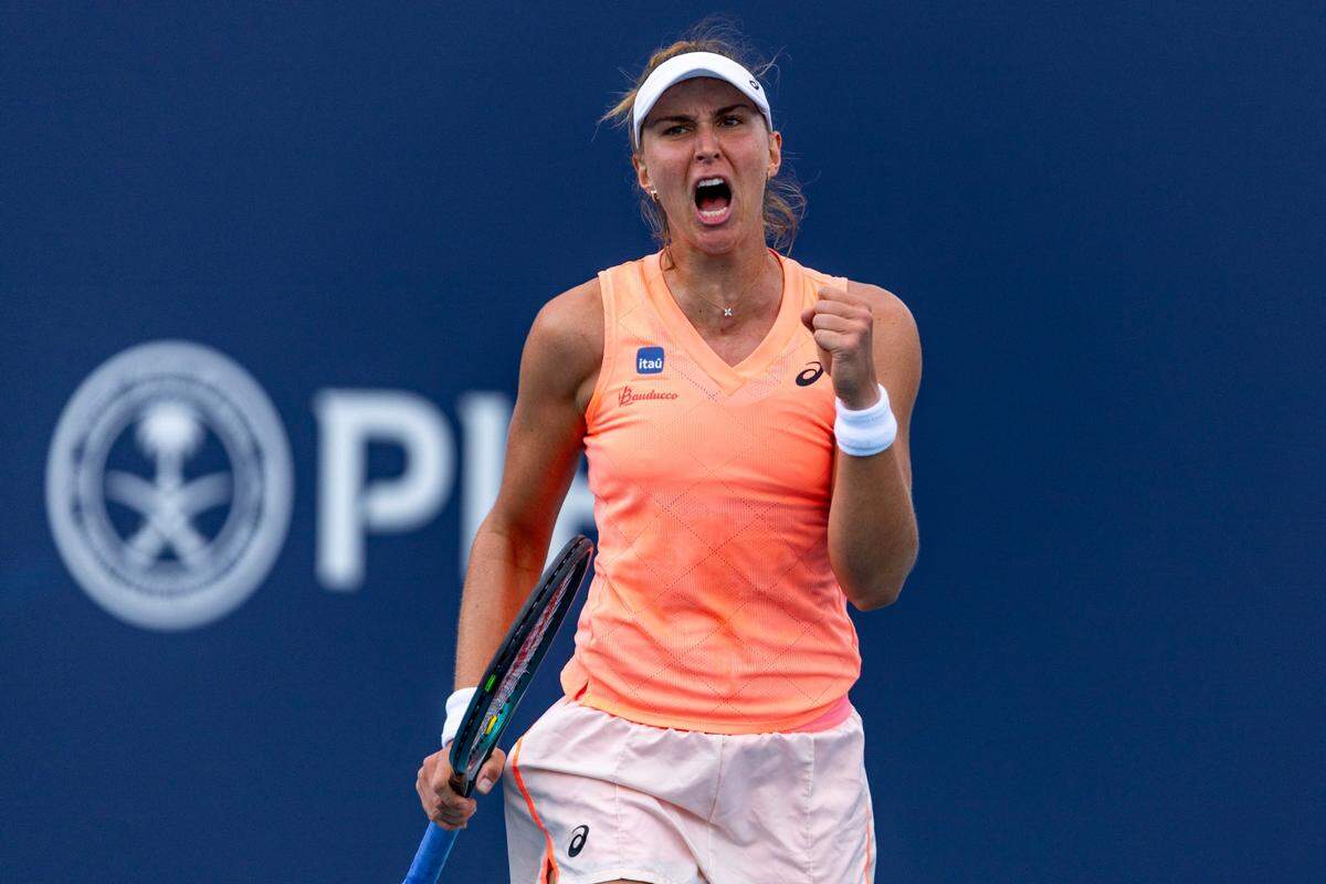 La brasileña Beatriz Haddad Maia reacciona ante la francesa Diane Parry, en el partido del Miami Open celebrado el 21 de marzo de 2024 en el Hard Rock Stadium de Miami Gardens, Florida.