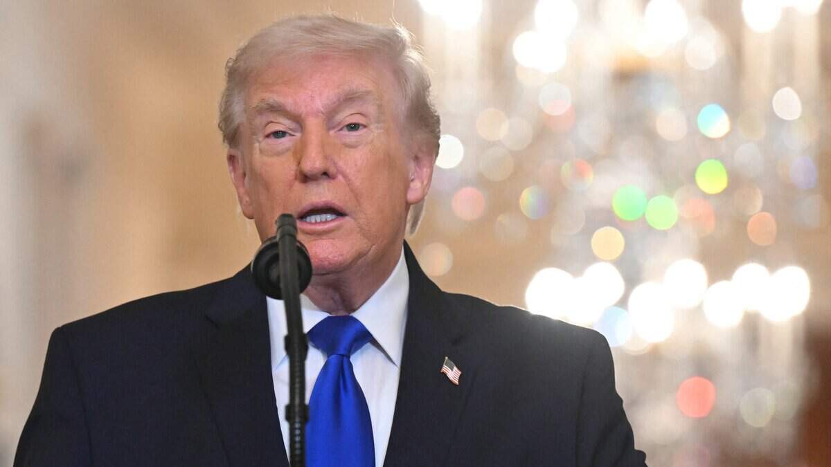 El presidente de Estados Unidos, Donald Trump, habla durante la ceremonia de conmemoración de las Angel Families en el Salón Este de la Casa Blanca en Washington, DC, el 23 de febrero de 2026.