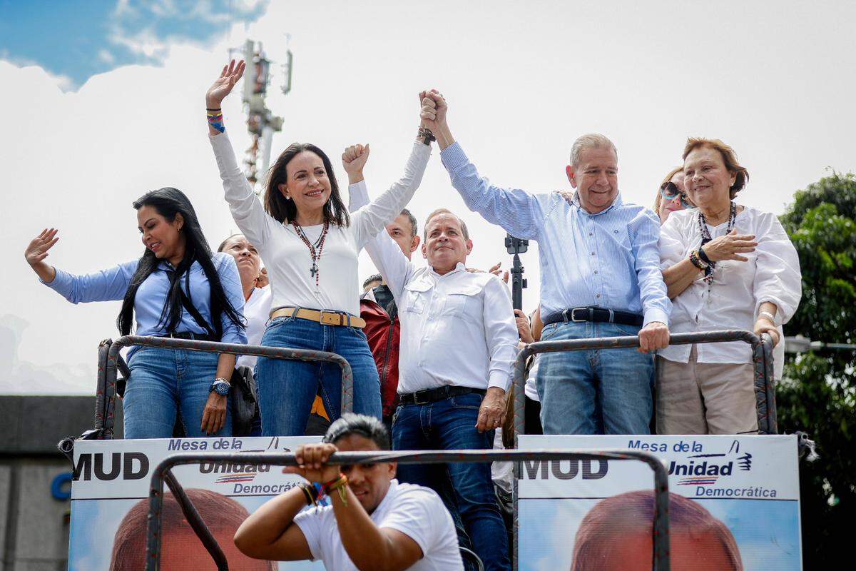La líder opositora María Corina Machado y el candidato presidencial opositor Edmundo González Urrutia (der.) levantan los puños durante una manifestación para protestar contra los resultados oficiales de las elecciones presidenciales, que llamaron un fraude electoral de proporciones históricas.