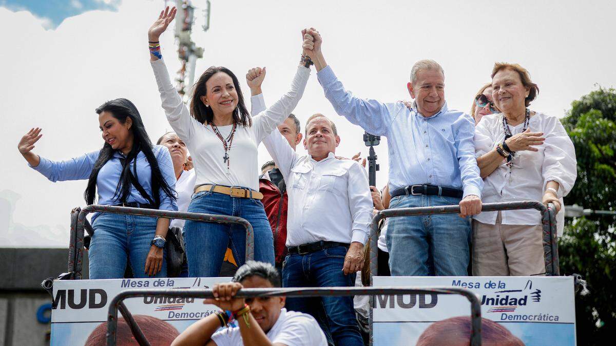 Foto de archivo. La líder opositora María Corina Machado y el candidato presidencial opositor Edmundo González Urrutia (der.) levantan los puños durante una manifestación para protestar contra los resultados oficiales de las elecciones presidenciales, que llamaron un fraude electoral de proporciones históricas.
