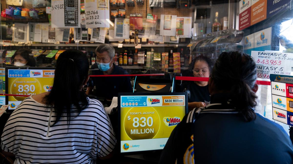 Personas compran boletos de la lotería Mega Millions en Blue Bird Liquor en Hawthorne, California, el martes 26 de julio de 2022.
