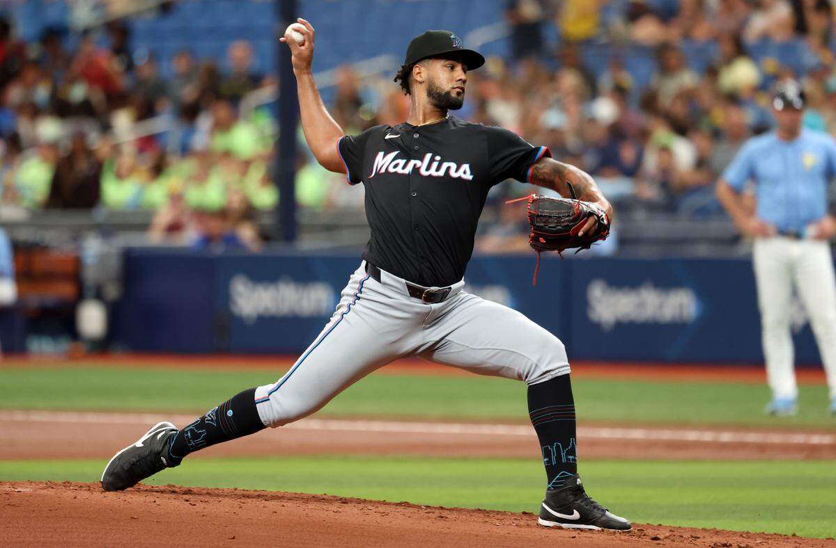 El abridor de los Marlins de Miami Roddery Muñoz lanza en el primer inning del partido contra los Rays, celebrado el 31 de julio de 2024 en el Tropicana Field, en St Petersburg, Tampa.