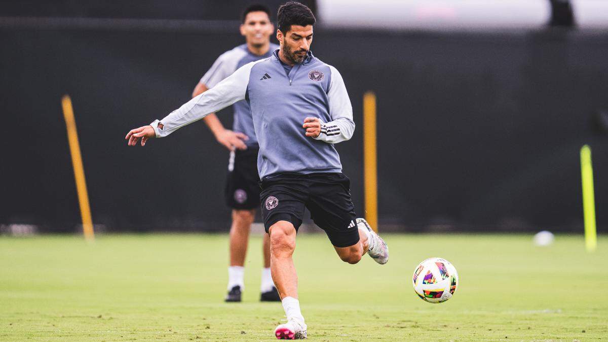 Luis Suárez se dispone a disparar a puerta durante el entrenamiento de este miércoles 27 de marzo en las instalaciones del Inter Miami FC.