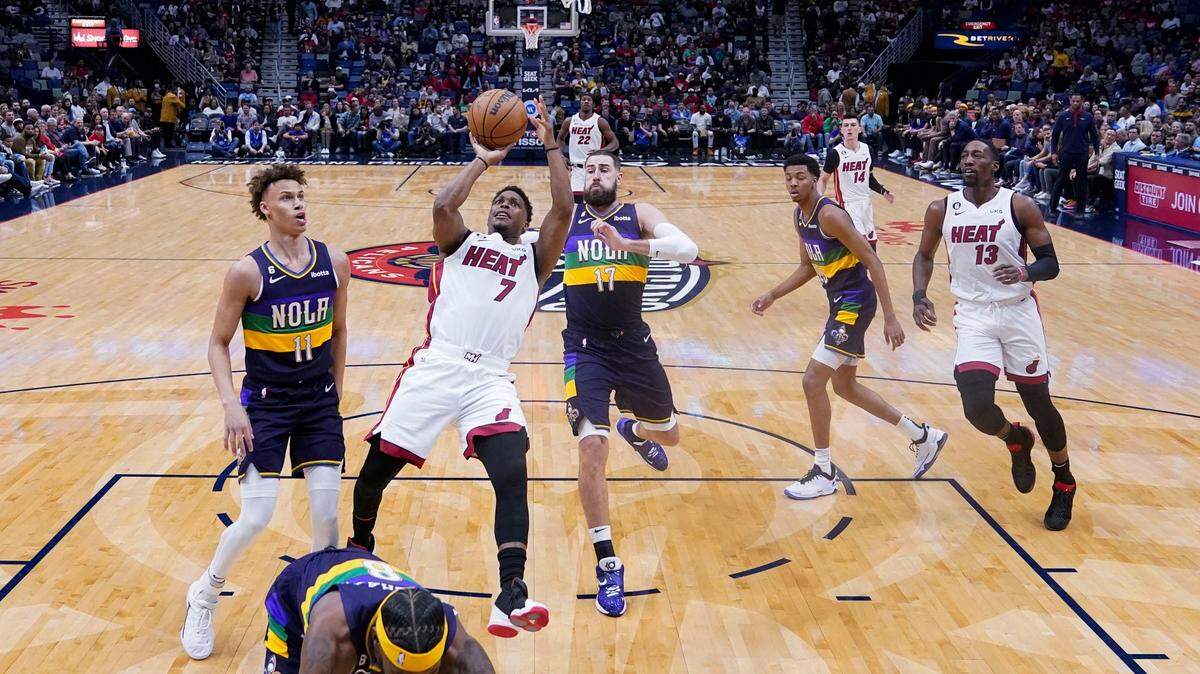 El armador del Heat de Miami Kyle Lowry (7) tira al aro ante la defensa de los Pelicans, en el partido celebrado el 18 de enero de 2023 en New Orleans.