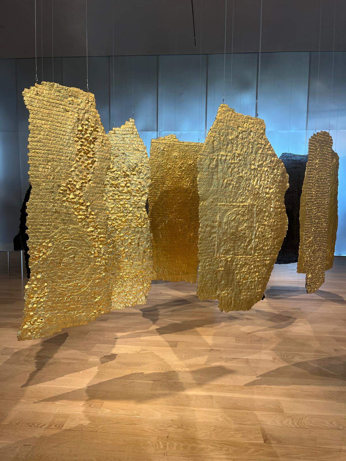 Panorámica de instalación en sala de obras de la serie&nbsp;”Estelas” en el ICA Miami.&nbsp;