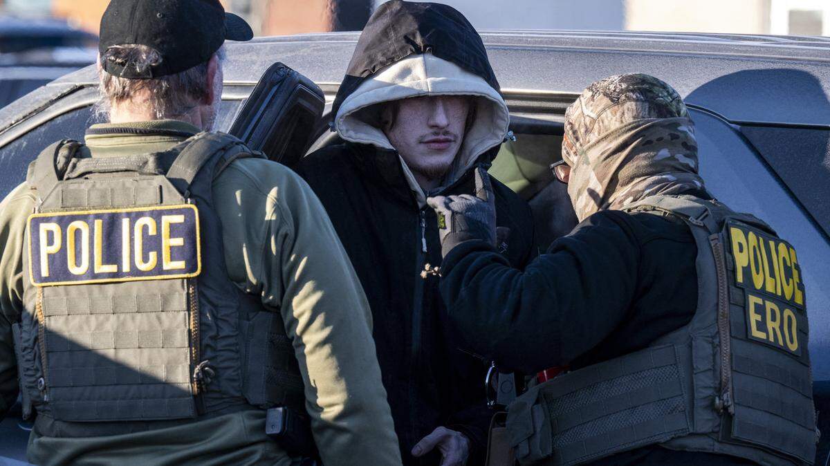 Agentes federales de inmigración interactúan con un residente de Bloomington, un suburbio de Minneapolis, que fue arrestado después de que los agentes interceptaran un vehículo en una intersección en Minneapolis, Minnesota, el 30 de enero de 2026.