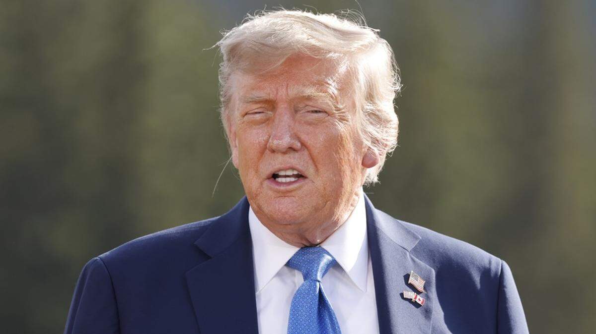 El presidente de Estados Unidos, Donald Trump, participa en la foto de familia durante la Cumbre del Grupo de los Siete (G7) en el campo de golf Kananaskis Country, en Kananaskis, Alberta, Canadá, el 16 de junio de 2025. 