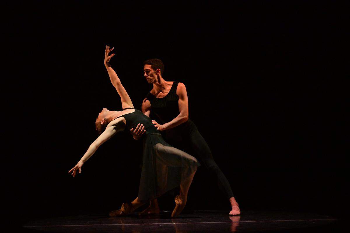 Chloe Freytag y Eric Paz, bailarines de Dimensions Dance Theatre de Miami (DDTM) en “Valley of Shadows”, coreografía de Selah Jane Oliver. 