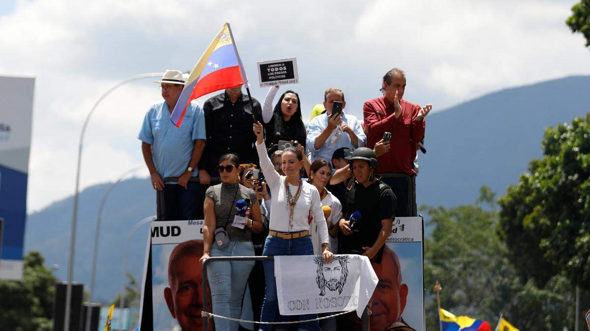 La líder opositora venezolana María Corina Machado, montada en un camión, participa en una protesta contra el supuesto fraude electoral cometido por el gobernante Nicolas Maduro, el 17 de agosto de 2024, en Caracas.