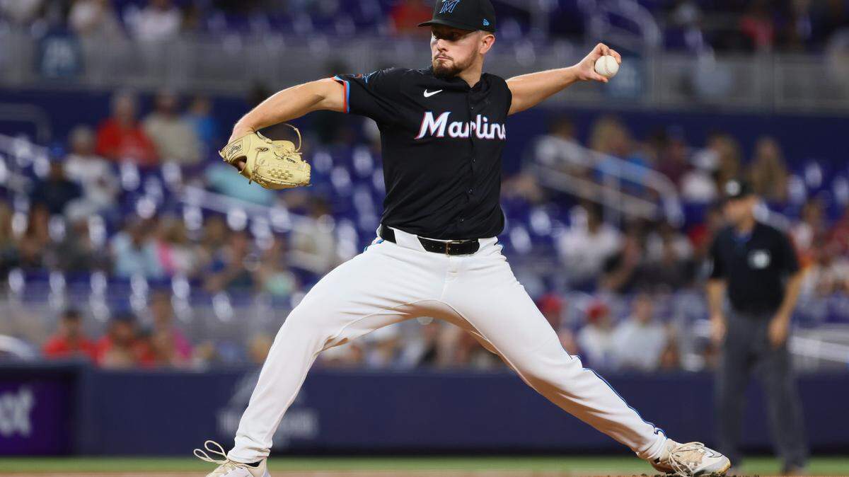 El lanzador abridor de los Miami Marlins, Austin Kitchen (91), realiza un lanzamiento contra los Philadelphia Phillies durante la primera entrada en loanDepot Park, el 6 de septiembre de 2024; en Miami, Florida, EE. UU..