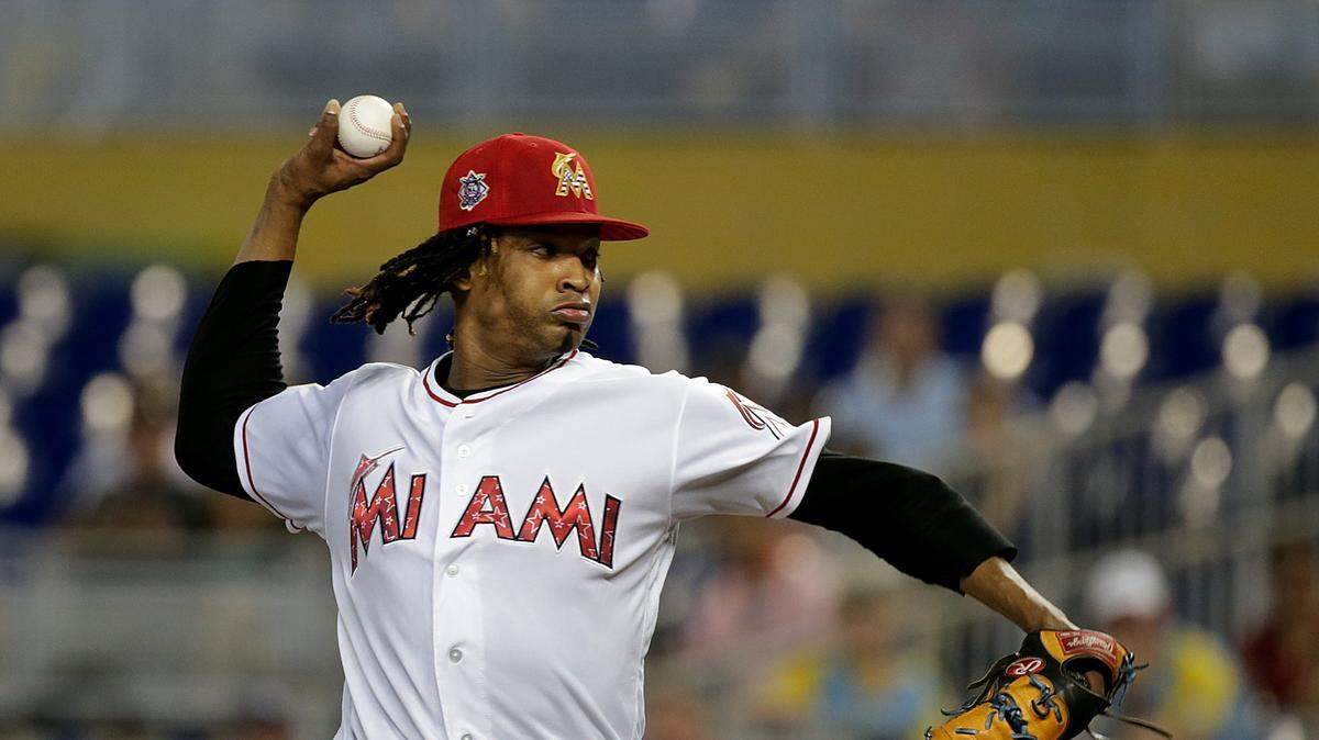 El abridor de los Marlins José Ureña lanza en el primer inning ante los Rays, el 4 de julio de 2018 en Miami.