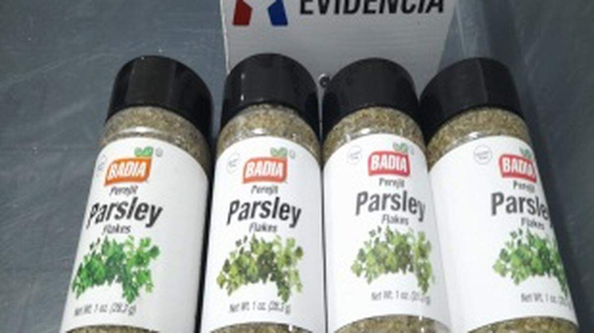 La Aduana de Cuba, que considera de “alto riesgo” a viajeros de EEUU, detectó “drogas” en frascos de perejil Badia.