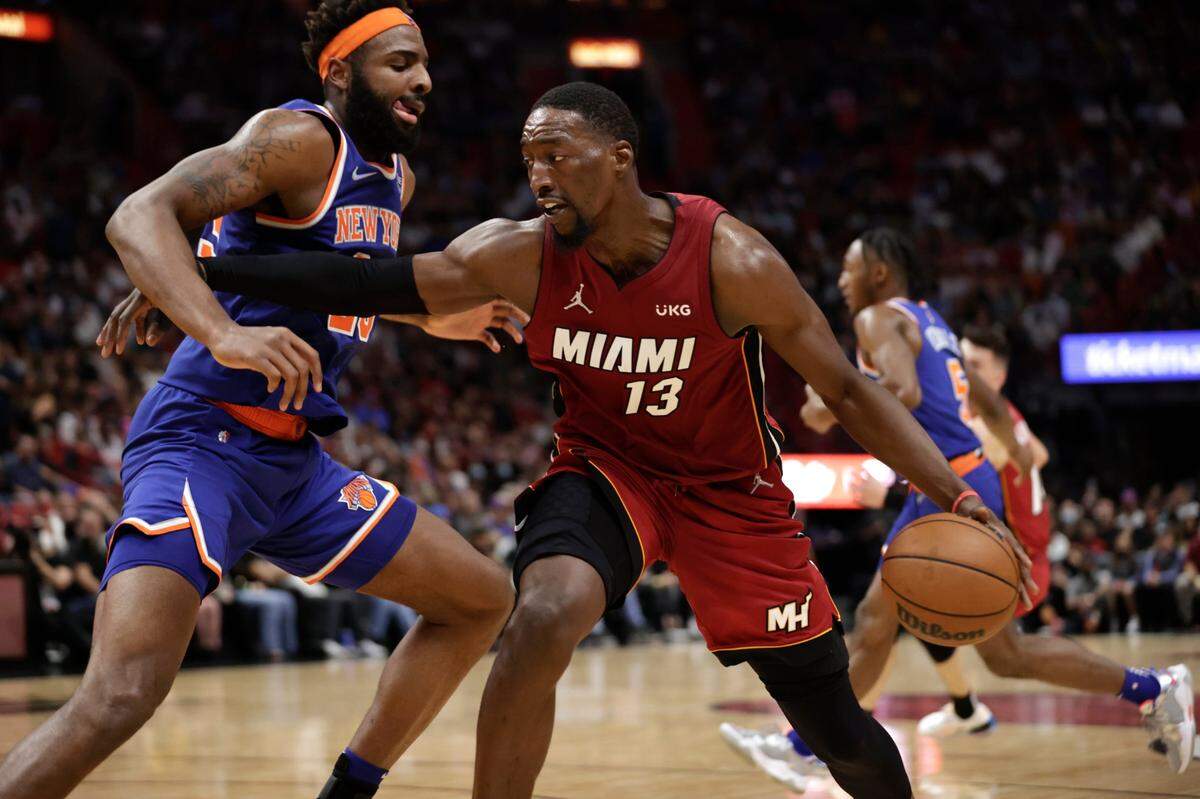 El centro del Heat Bam Adebayo (der.) trata de pasar la defensa de Mitchell Robinson, de los Knicks de New York, en el partido celebrado el 26 de enero de 2022. en Miami.