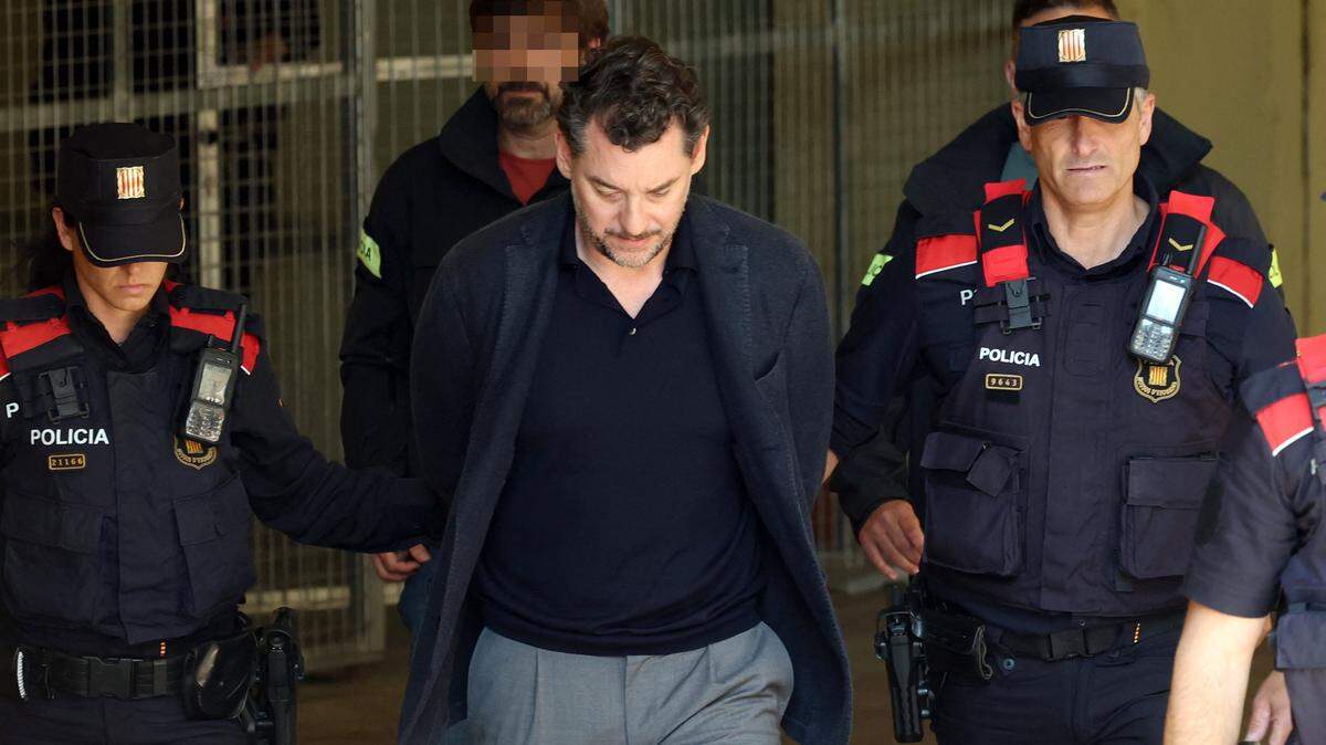 Agentes de la policía regional catalana (Mossos d’Esquadra) escoltan a Jonathan Andic, hijo de Isak Andic, fundador de la marca de moda española Mango, a su llegada a un tribunal en Martorell, cerca de Barcelona, tras su arresto el 19 de mayo de 2026.