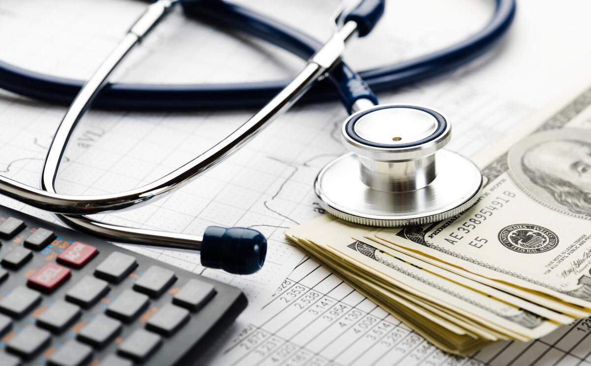 En las encuestas, la mitad de los adultos en el país dicen que no tienen el efectivo para pagar una factura médica inesperada de $500.