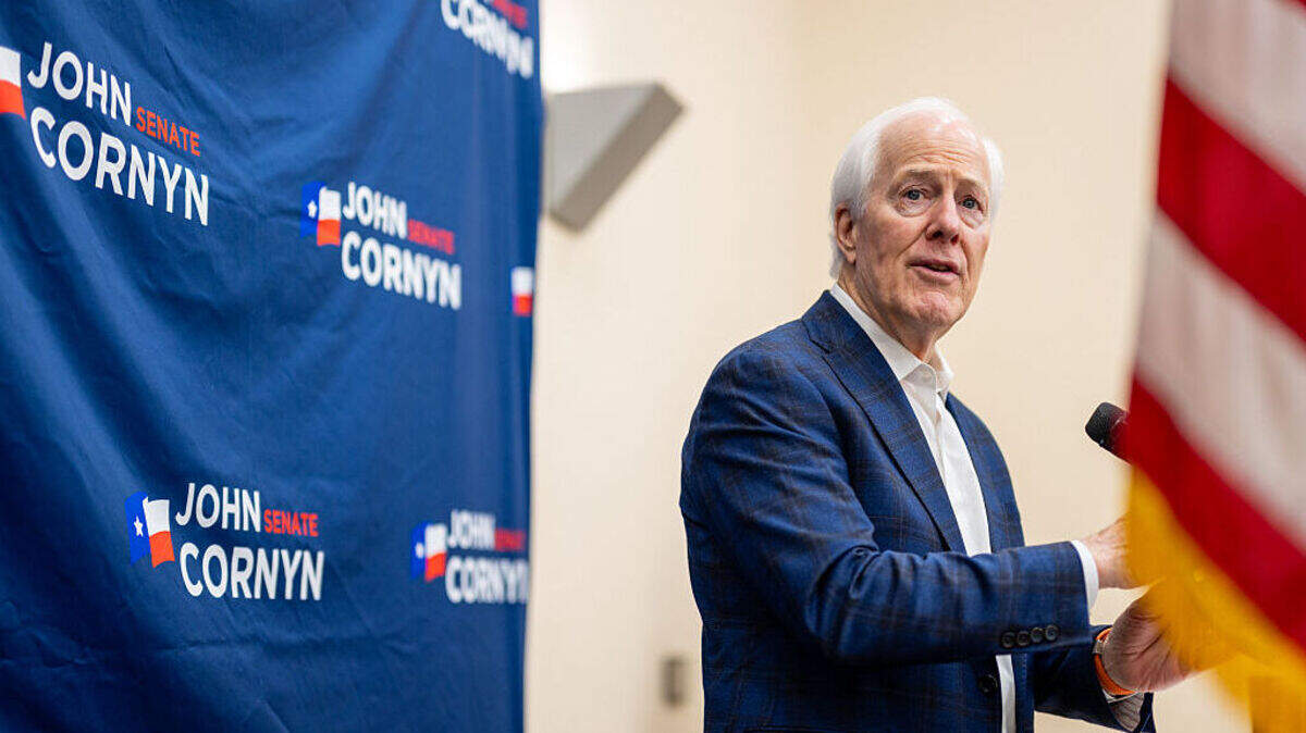 El senador federal John Cornyn (republicano por Texas) da un discurso durante un acto de campaña el lunes 2 de marzo de 2026, en Schertz, Texas.