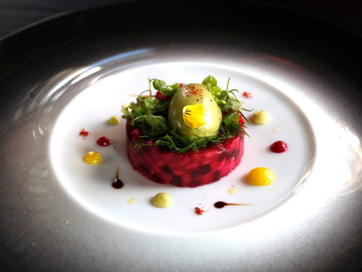 La Betterave, mousse de remolacha, manzana y aguacate con mostaza verde.