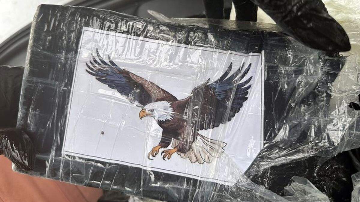 Un total de 65 libras de cocaína en paquetes con un diseño de águila calva fueron encontrados en los Cayos de Florida.